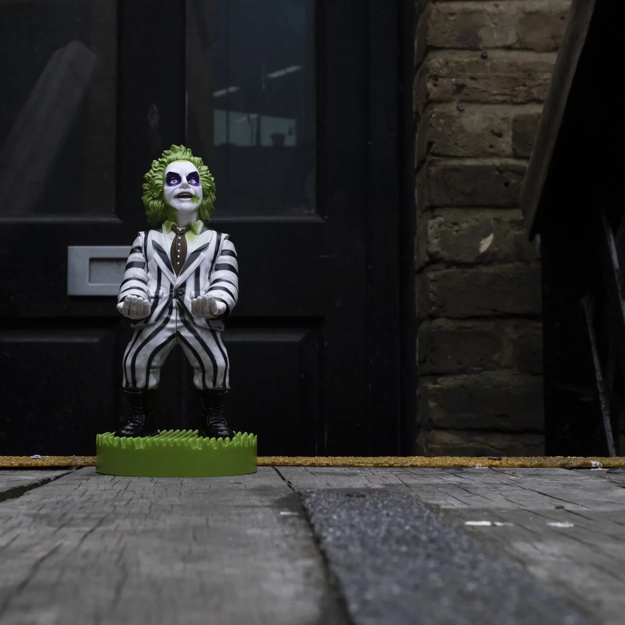 Exquisite Gaming: Warner Bros: Beetlejuice - Original Mobile Phone & Gaming Controller Holder, Device Stand, Cable Guys, Licensed Figure