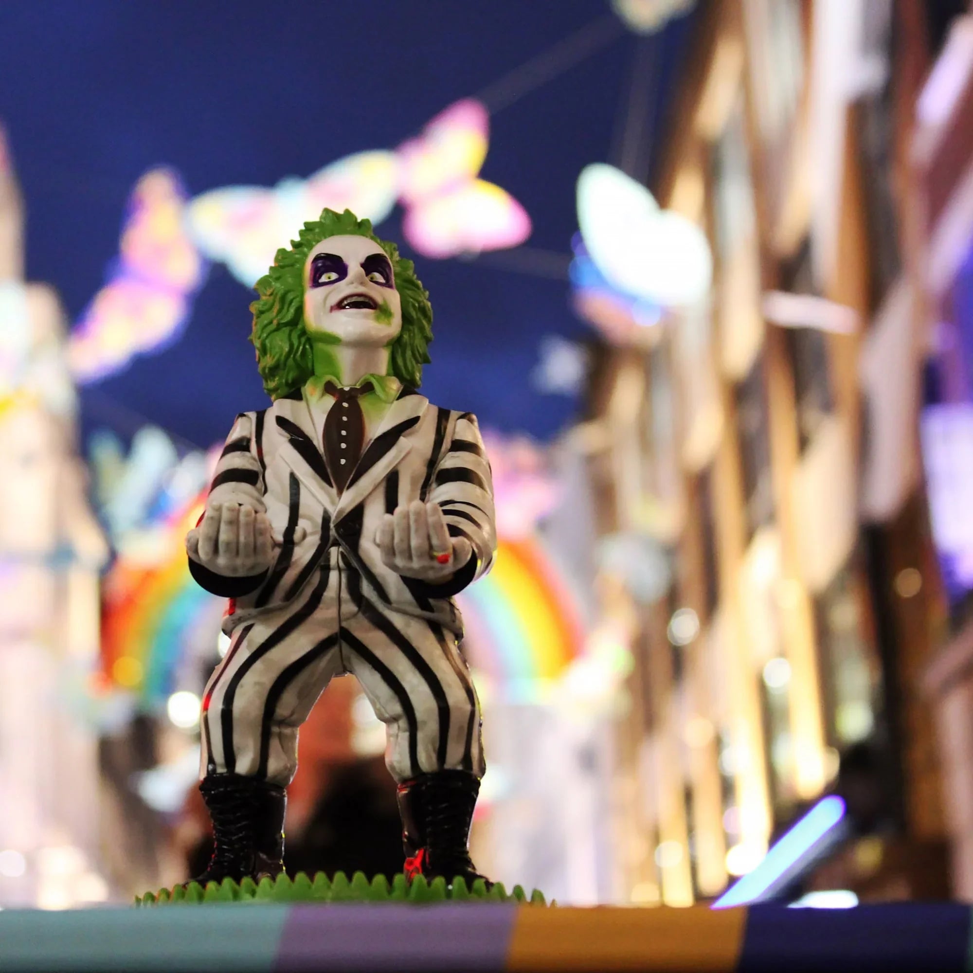 Exquisite Gaming: Warner Bros: Beetlejuice - Original Mobile Phone & Gaming Controller Holder, Device Stand, Cable Guys, Licensed Figure